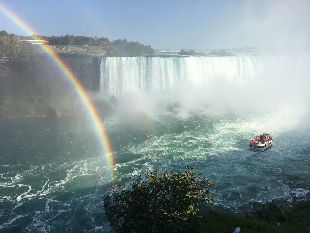 ET Matkaoppaan toimittaja Pia Hyvönen vaikuttui Niagaran putouksista. ”Putous kumisi rintakehässä asti.”