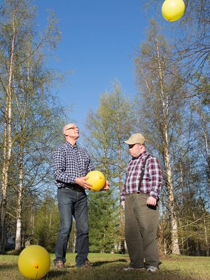 Selaa kuvia oikealla olevasta nuolesta. Viimeisenä jonossa on video, jossa Matti soittaa sippiviulua.