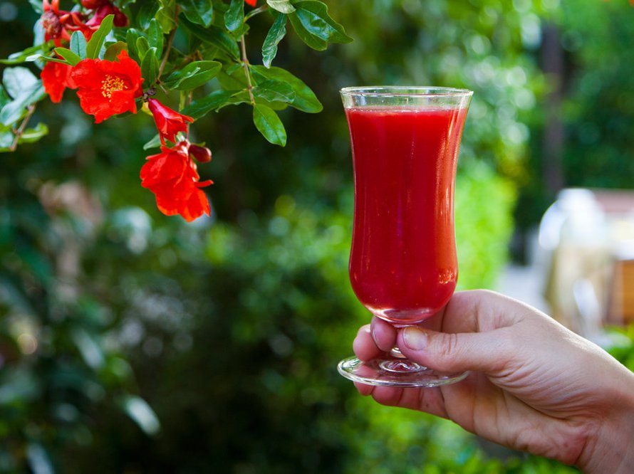 Granaattiomenapuut kukkivat kev&auml;&auml;ll&auml;. Mehu virkist&auml;&auml;, serefe, kippis!