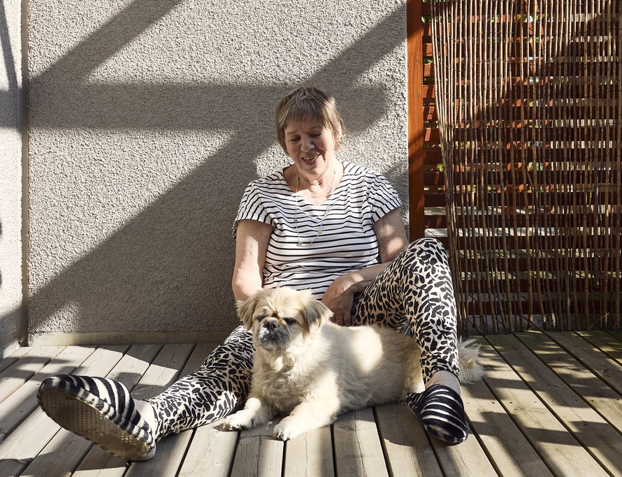 – Kustu-koira on tärkeä perheenjäsen ja kuin nalle, jonka otan viereeni yöksi, Gitta Oksanen sanoo.