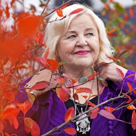 Aulikki Oksanen on syntynyt vuonna 1944 Karvialla. Hän asuu Helsingissä puolisonsa Alpo Halosen kanssa. 