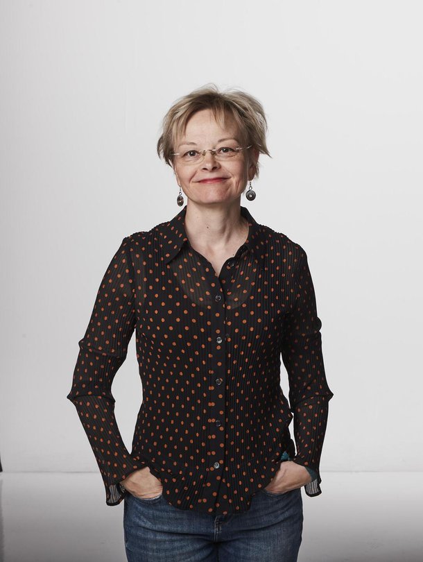 Outi Alanko on järvenpääläinen tietokirjailija ja Suomen ja Pohjoismaiden historian dosentti Helsingin ­yliopistossa. Hän on suuri hiljaisuuden ystävä. ”Kaikista ei ole miellyttävää jäädä yksin omien ajatustensa kanssa, mutta minusta se on ihanaa.”