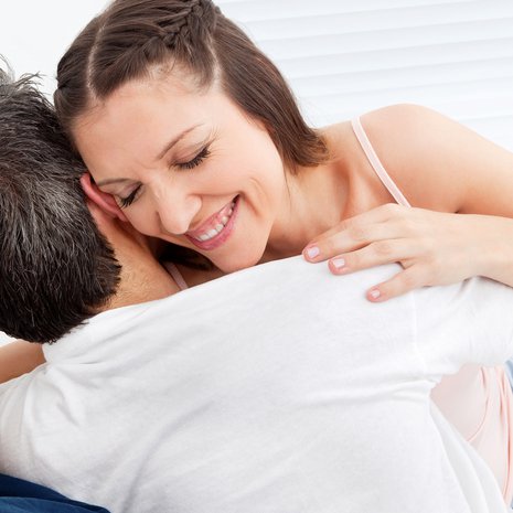 Kevyt, ohi mennen tehty hipaisu vaikka niskasta voi saada aikaan yllättäviä tunteita. Kuva: <span class="photographer">Shutterstock</span>