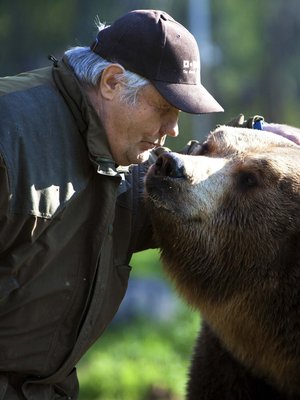 – Karhu on fiksu ja tunteellinen eläin. Juuso tykkää, kun sille porisee, Sulo Karjalainen sanoo.