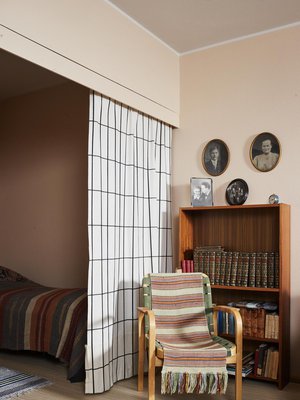 Eric ja Tuula sisustivat kakkoskotinsa kierrätetyillä kalusteilla 1940-luvun työläisasunnon henkeen.