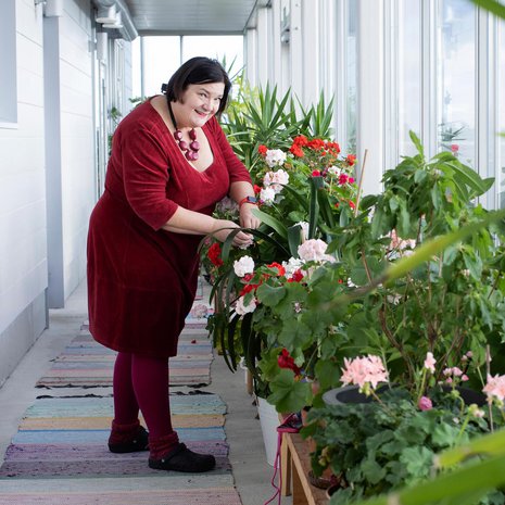 Minerva Krohn asuu sisarustensa ja äitinsä kanssa  samassa kerros talossa. Kaikki talon asukkaat voivat viedä kukkansa tal veksi yhteiselle parvekkeelle, jossa niitä hoidetaan yhdessä.