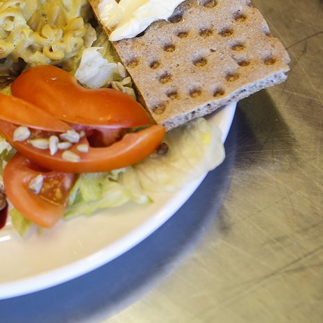 Kouluruoka muuttuu kokoajan monipuolisemmaksi. Suomessa kouluruoka on ollut ilmaista jo 1940-luvulta lähtien.  Kuva: Sanoma-arkisto