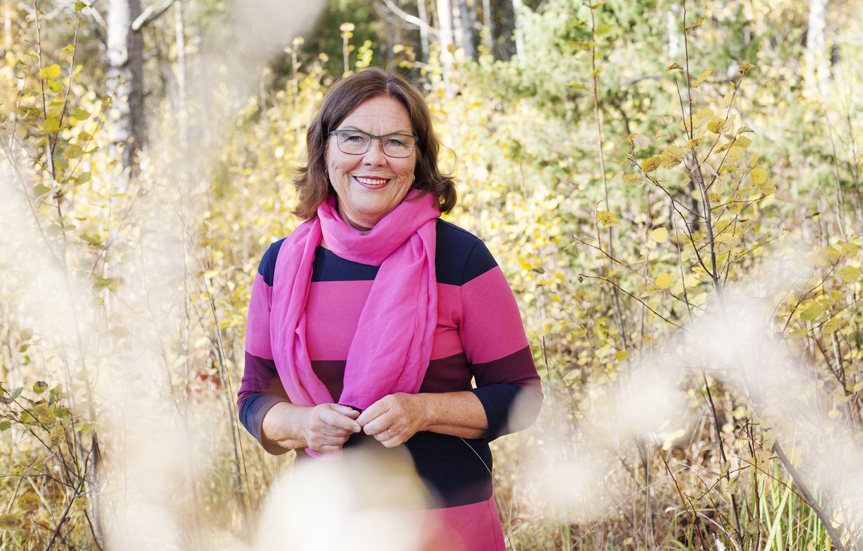 Puutarhassa Tuula Kallioniemi pääsee oikomaan kirjoittamisen jäykistämää kroppaa.