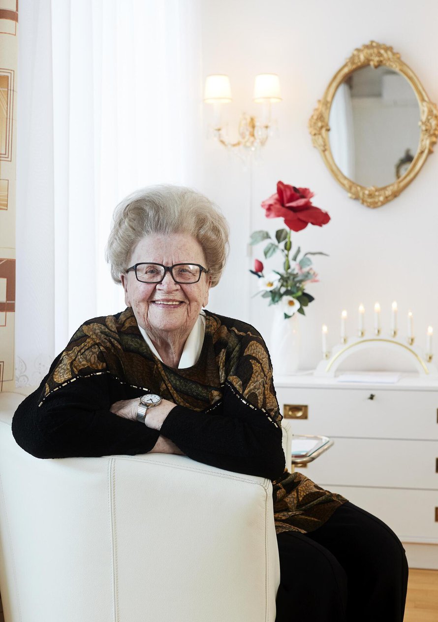 – Elämässä täytyy olla huumoria, eloisuutta ja virkeyttä, sanoo 97-vuotias Annikki Hätönen. Hän on talon vanhin asukas.