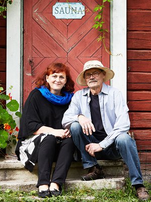 Vanhan talon kunnostus on ympäristotekö, tietävät kuvataiteilija Pentti Kokko ja myyntijohtaja Sari Mäkinen. 