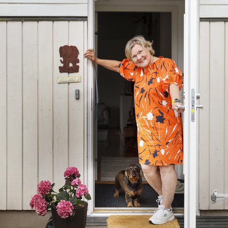 Eeva ja Rokka-koira pääsevät Näsijärven lenkkipoluille suoraan uuden kodin pihasta. Myös kauppaan ja kuntosalille on kävelymatka.