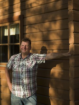 "Mökki on keskellä erämaata. Välillä vietämme vaikka kokonaisen kalsaripäivän, eikä kukaan ole näkemässä", kertoo Mauno Forsström.