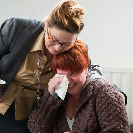 Briitta Koskilehto kehuu Maria Blomqvistia, jonka ajatuksesta alkoi kutominen hyväntekeväisyyteen.