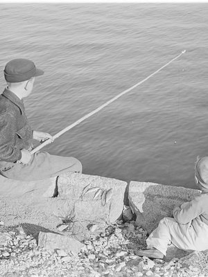 Pojat ongella Helsingin Kaivopuistossa 1941.