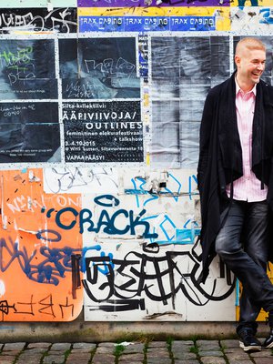 Kun Ritva intoutuu hätäilemään, Marco pitää yllä huumoria. 