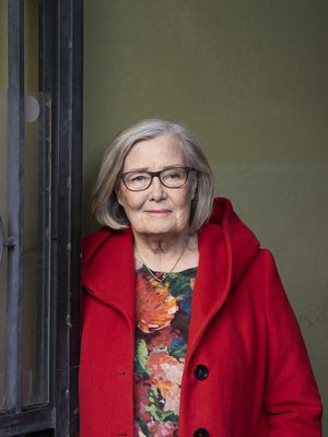 Eva-Riitta Siitonen seuraa uutisia, lukee ja tapaa ystäviään. Vähitellen päiviin on löytynyt oma rytmi.