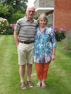 Kevään uusi ylioppilas Nadja Hammond miehensä Arthurin kanssa kuvattuna. 