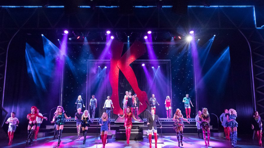 Show on saapunut Helsinkiin. Parhaana musikaalina Tony-, Grammy- ja Olivier-palkintoja voittanut Kinky Boots sai kantaesityksensä Broadwaylla 2013.