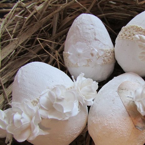  Pääsiäismunia, mitkä olen päällystänyt kipsinauhalla, rouheisen pinnan aikaansaamiseksi. Koristeita vielä päälle ja valmista tuli. Näin kertoo lukijan pääsiäiskuvan lähettänyt henkilö.