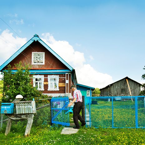 Santeri Moltsin käy koputtamassa ystävänsä ovea, mutta tämä on mustikassa.