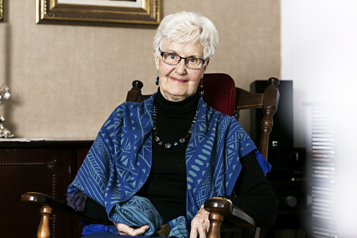 ”Minulla ja tyttärelläni on yhteissanomalehti, jonka hän tuo minulle aamulla. Muuten annan perheen elää omaa elämäänsä”, Arja Torvinen sanoo.