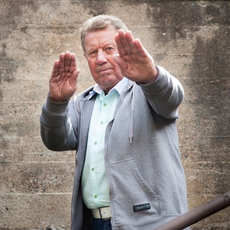 Senioreiden itsepuolustuskurssilla opittu torjunta-asento.