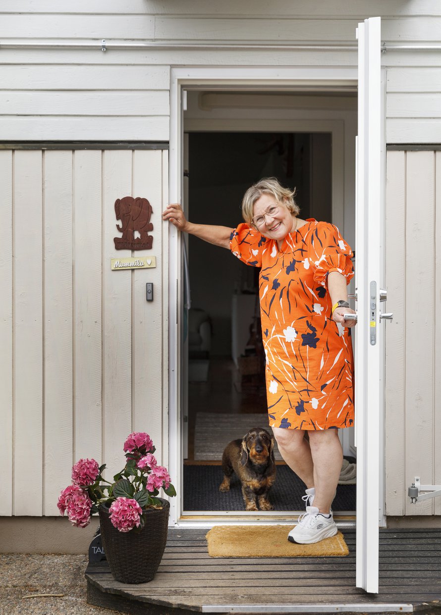 Eeva ja Rokka-koira pääsevät Näsijärven lenkkipoluille suoraan uuden kodin pihasta. Myös kauppaan ja kuntosalille on kävelymatka.