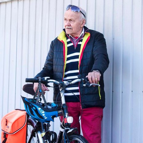 Heino pyöräilee parituhatta kilometriä vuodessa. Kypärä on ollut aina päässä sen jälkeen, kun auto kerran töytäisi hänet asfalttiin.