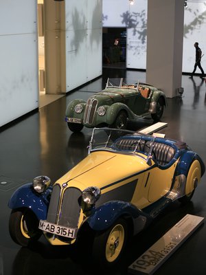 Vanhat kaunottaret ovat hienosti esillä BMW-maailmassa.