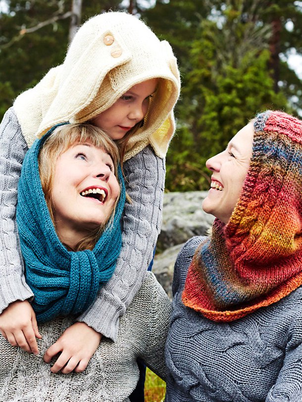 Palmikkoneulehuppu on kuvassa oikealla Mirjan yllä. Seija-isoäidin ja Rafaela-tytön neulehuppuihin löydät ohjeet jutun lopussa olevasta linkistä.