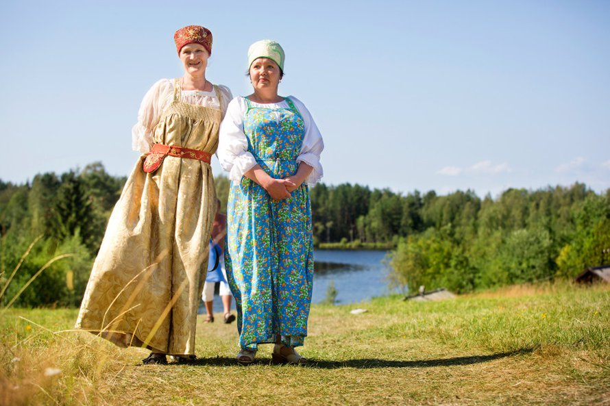 Aunuksen musiikkifestivaaleilla n&auml;kee n&auml;ytt&auml;vi&auml; kansallispukuja.