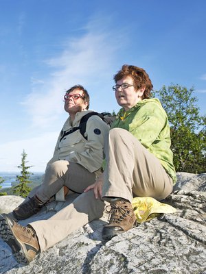 Ukko-Kolin huippu on 350 metrin korkeudessa. Kirsti Hassinen (vas.) ja Leena Kangasaho nauttivat maisemasta.
