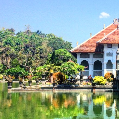 Jos kaipaat kuvankauniita maisemia ja rauhallisia kävelyhetkiä, Ujung water palace on oikea paikka. 