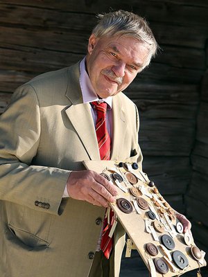 Pentti Koivunen on hankkinut useimmat nappinsa antiikki- ja vanhan tavaran kauppiaiden kautta. 