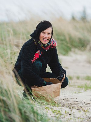 Anni Rapinoja löytää jäniksen papanoita Hailuodon rannoilta. Niistä syntyy taidetta.