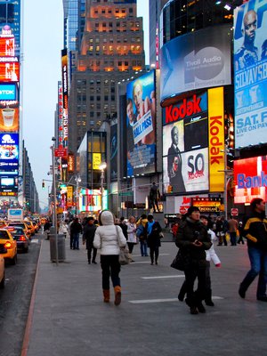 Netin avulla voi matkustaa vaikkapa New Yorkin ihmisvilinän keskelle. Kuvituskuva. 