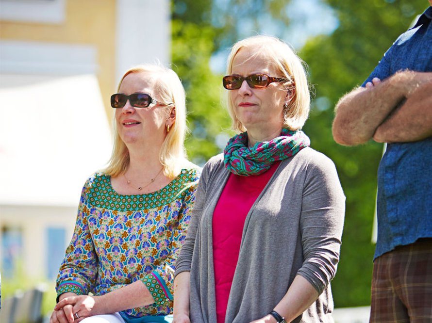 Ohjaajat Tiina ja Sinikka Noponen elokuvan kuvauksissa.