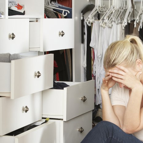 Suomalaiskodeissa voi olla satojatuhansia tavaroita ja se tekee raivauksen ilman suunnitelmaa äärimmäisen raskaaksi, sanoo kirjailija Elina Alasentie.