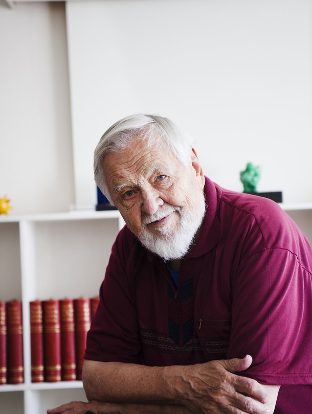 Antti Eskola oli Tampereen yliopiston sosiaalipsykologian professori reilut 30 vuotta. Hänen uusin teoksensa ”Vanhuus - helpottava, huolestuttava, kiinnostava” ilmestyi juuri.