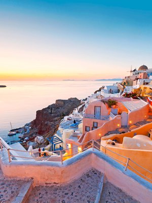 Auringonlasku Oian kylässä on Santorinin vetonaula.