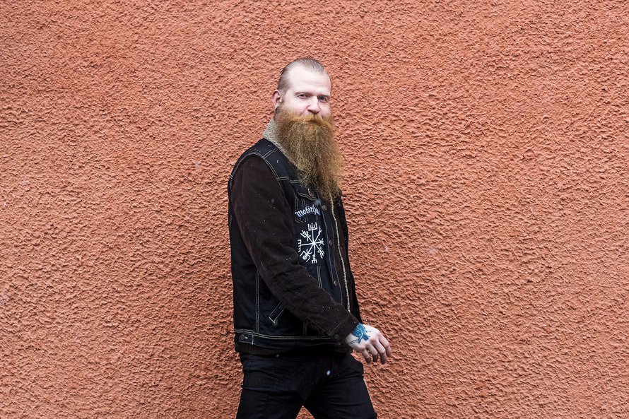 Kirjastovirkailija Marko Heikura, 38, asuu Helsingissä vaimonsa, tyttärensä ja kahden kissan kanssa. Marko harrastaa musiikkia, Skandinavian luonnonuskontoja ja psykologiaa.