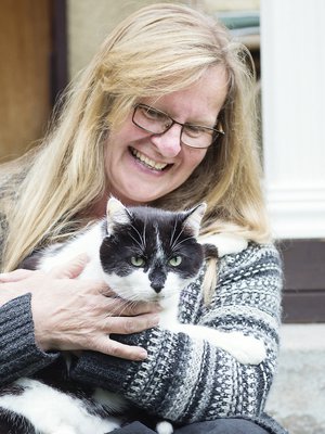 Palveluasuntolan vanhusasukkaat ovat suorastaan hurmaantuneita mieshoitajista, kertoo lähihoitaja Onerva Stengård, 58.