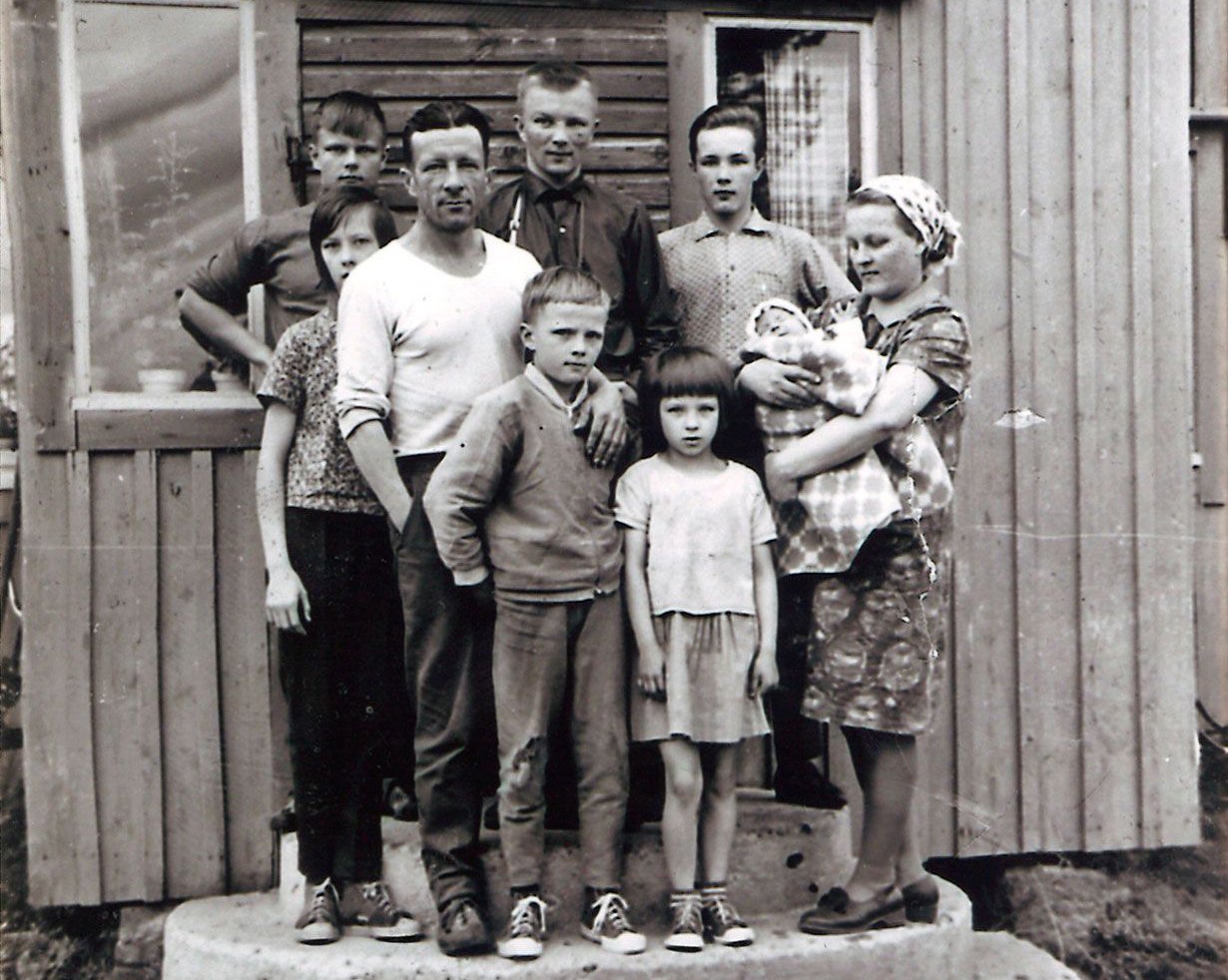 Sotaveteraani, kirvesmies ja pienviljelijä Olavi Marjakankaan seitsenlapsinen perhe rintamamiestalomme sementtiportailla 50 vuotta sitten Ylivieskan Kantokylässä. Antero takana keskellä.