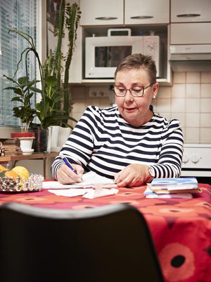 Vuodenvaihteessa Varpu tekee suun nitelman tulevan  vuoden hankinnoista.  – En aina pysy suunnitelmassa, mutta  sellainen on aina.