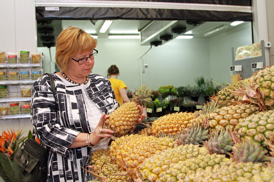 Maarit ostoksilla.