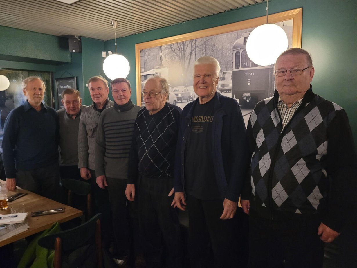 - Ehkä meistä seitsemästä saisi Jukolan viestiin joukkueen. Oikealta Heikki Pohjonen, Timo Kokko, Heikki Salo, Jorma Kannisto, Veikko Hytönen, Kalervo Kuusisto ja Erkki Liinanto.