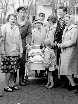 Kuvassa Aimo Kauranen siskojen, serkkujen, kavereiden ja sukulaislasten kanssa.