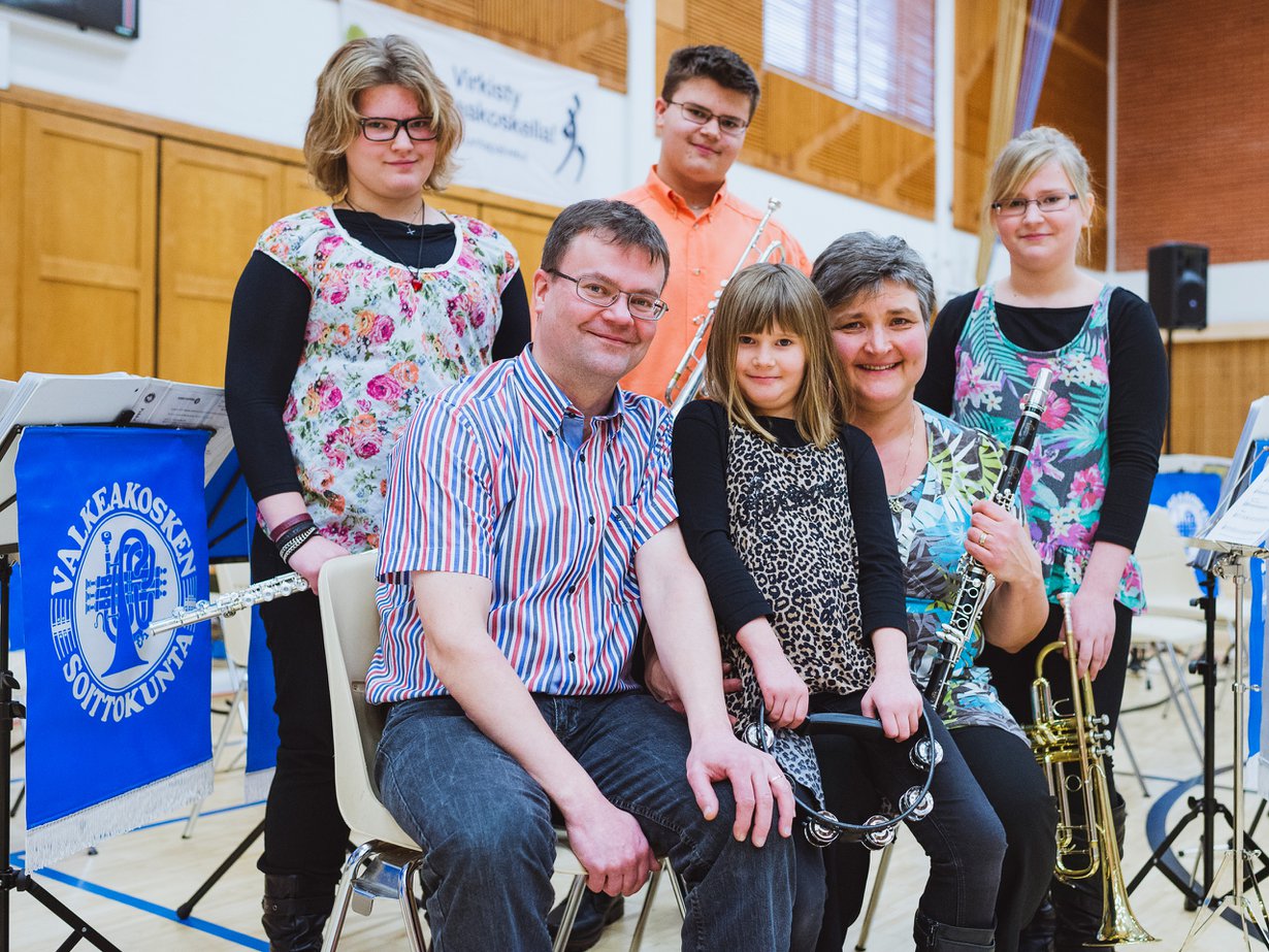 Musiikki yhdistää. Valkeakosken soittokuntaan mahtuu kuusi saman perheen Peltolaa: Sanni (ylh. vas.), Matti, Siiri, Antti (alh. vas.), Sohvi ja Kirsi.