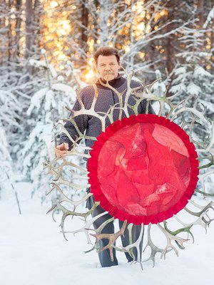 Ari Kangasniemen poronnahasta ja sarvista tehty tilataideteos Aurinko-jumala sijaitsee rovaniemeläisessä Wakkanai sushi -ravintolassa. Arin valaisimia on myös helsinkiläisessä Saaga-ravintolossa Bulevardilla.