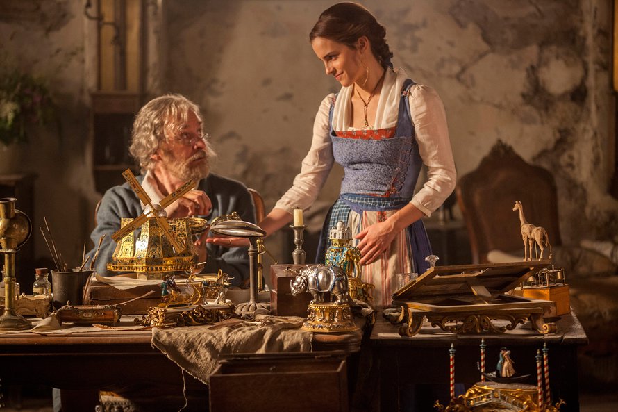 Maurice-isä (Kevin Kline) ja Belle (Emma Watson) asuvat kahdestaan.